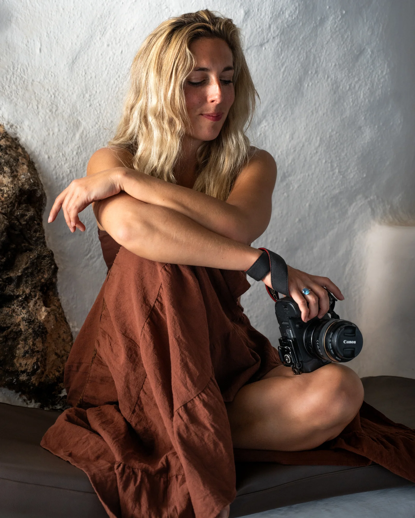 Stéphanie, photographe Blondi Gallery, appareil photo à la main